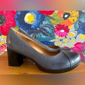 Earth Tamarisk heels in Admiral Blue 9W